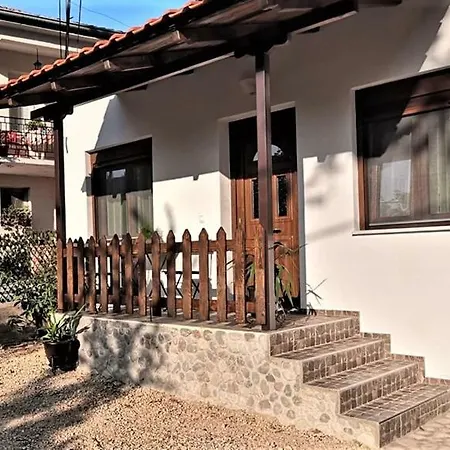 The Little Gem Under The Rocks Apartment *