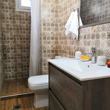 The Little Gem Under The Rocks Apartment *