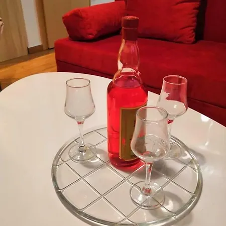 The Little Gem Under The Rocks Apartment