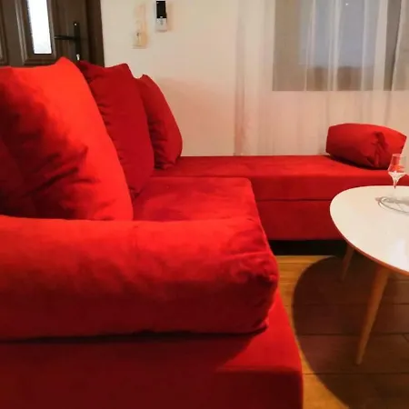 The Little Gem Under The Rocks Apartment