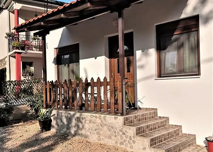 The Little Gem Under The Rocks Apartment *