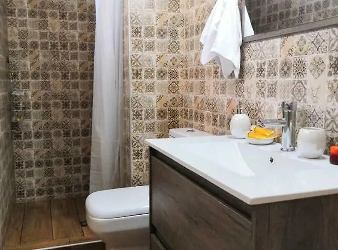 The Little Gem Under The Rocks Apartment *