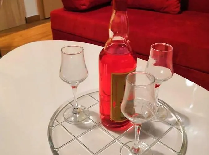 The Little Gem Under The Rocks Apartment