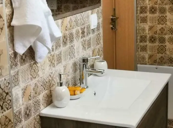 The Little Gem Under The Rocks Apartment *