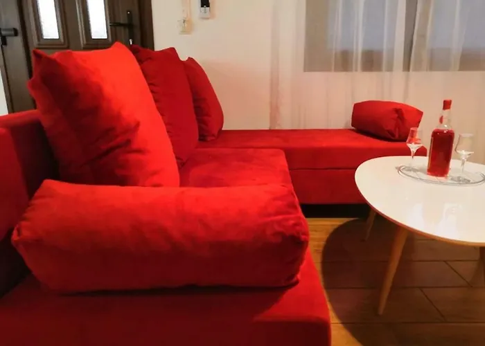 The Little Gem Under The Rocks Apartment