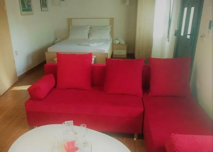 The Little Gem Under The Rocks Apartment *